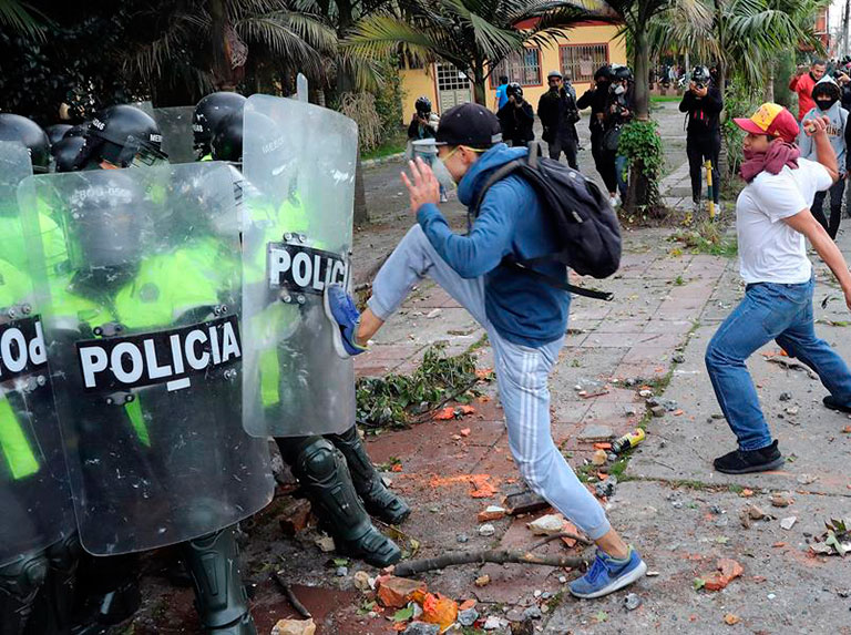 Fallecimiento de hombre por brutalidad policial desata protestas en Bogotá