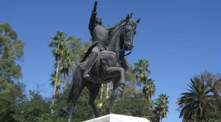 Solicitan a la alcaldía de Sevilla retirar estatua de Bolívar por “traidor y asesino”