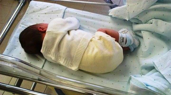 Una mujer arroja el bebé recién nacido de otra pareja por la ventana del hospital