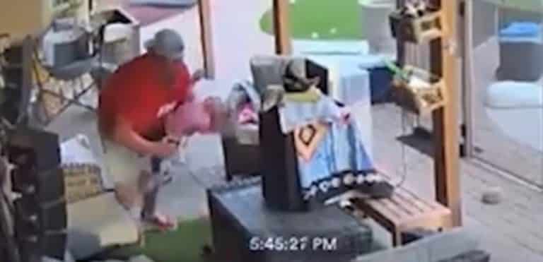 Reacción de un padre al ver que su hija, estaba jugando con una tarántula se vuelve viral en redes sociales (+Vídeo)