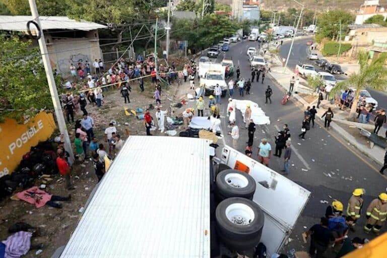 55 migrantes murieron al volcar el camión en el que viajaban hacinados desde México hacia EEUU