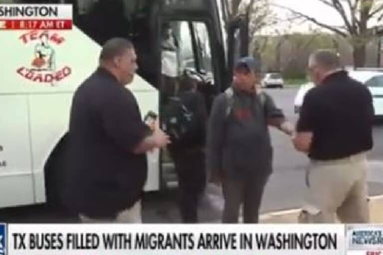 Greg Abbott envía a Washington un autobús con migrantes venezolanos, colombianos, cubanos y nicaragüenses (+Videos)