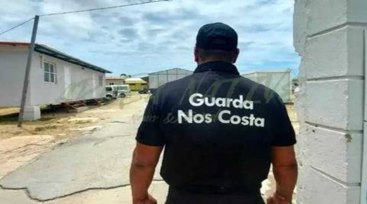 Policía de Aruba agredió físicamente a venezolana, que buscaba información sobre su hijo detenido por un proceso de asilo no definido (+Video)
