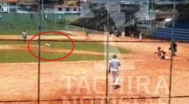 Promesa del béisbol venezolano recibió pelotazo durante juego y perdió la vida (Imágenes sensibles)