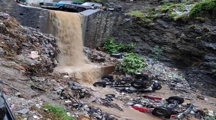 Lluvias y desbordamiento de quebradas causan pánico en La Guaira (+Videos )