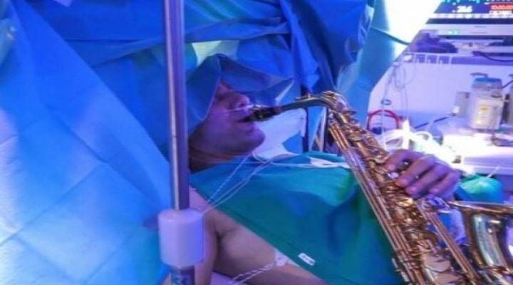 En plena cirugía, hombre tocó el saxofón mientras le extirpaban tumor del cerebro