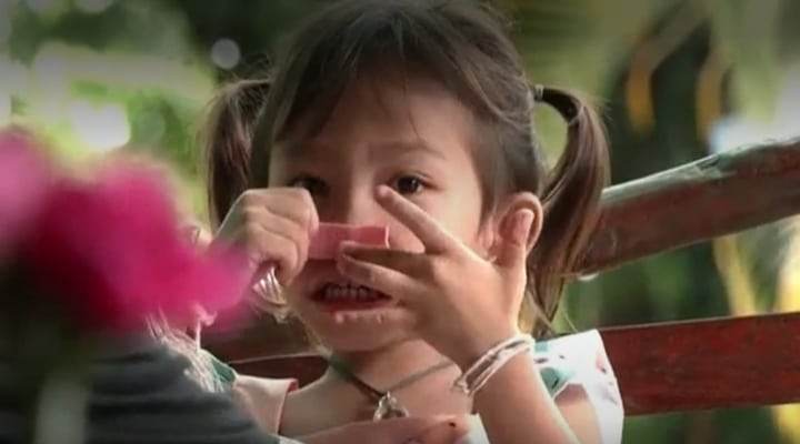 Milagro en Tailandia: Niña se salvó de masacre por quedarse dormida bajo una cobija