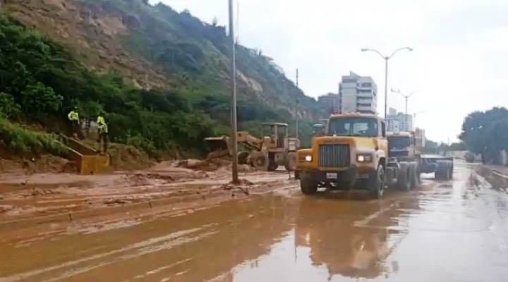 Colapsan avenidas de La Guaira por las Lluvias (Video)