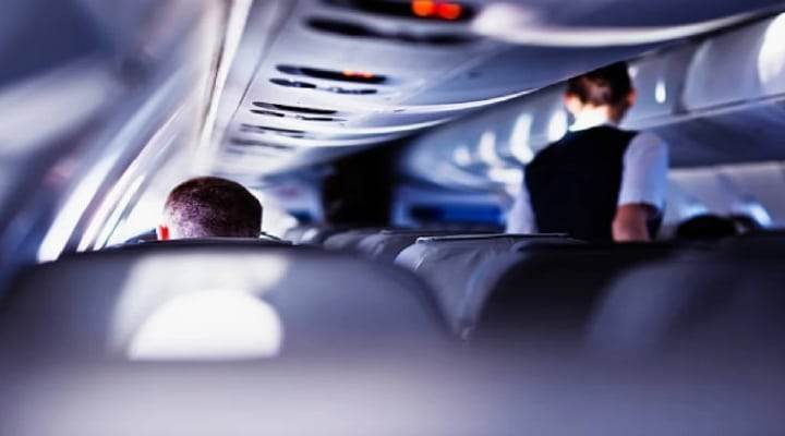Azafata y pasajero tuvieron acalorada discusión por la comida del vuelo: “No soy tu sirvienta”