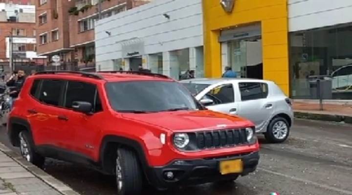 Conductor chocó su carro sacándolo de concesionario en Bogotá: “No me explicó cómo”