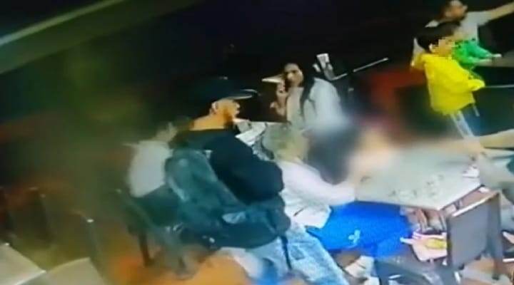 En video quedó un delincuente que robó a 20 comensales en una pizzería en Medellín