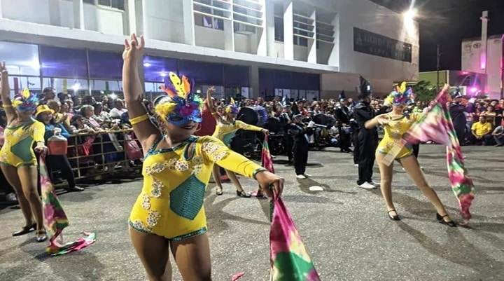 Más de 16 comparsas participaron en desfile de Carnaval en el municipio Santa Rita