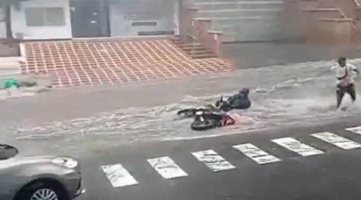 Así fue el angustioso rescate de un motociclista, arrastrado por un arroyo en Barranquilla