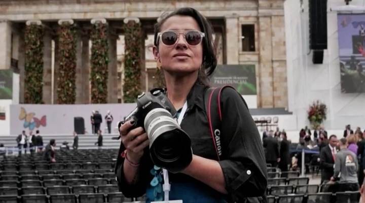 Cambió el fusil por una cámara: La historia de la exguerrillera que le apostó a la paz