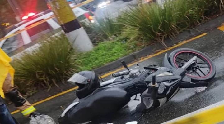 Trágico accidente de moto dejó una mujer muerta en Medellín: Quien iba manejando era su hijo