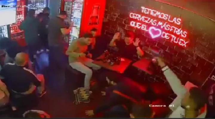 En bar de Chapinero, en Bogotá, ladrones armados robaron a más de 10 personas y todo quedó en video