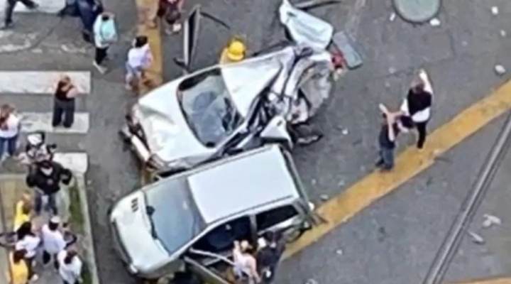 Impactante accidente en Bello: Choque de bus contra 4 carros y 2 motos dejó un muerto