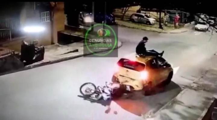 Motociclista en Medellín chocó con un taxi, quedó encima del carro y no le pasó nada